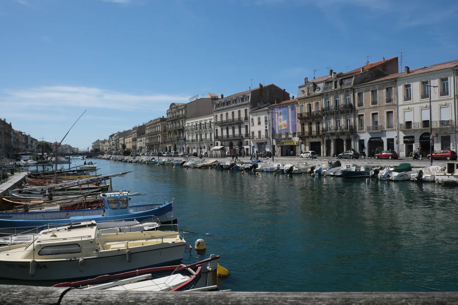 Le Canal Royal de Sète, ses barques de joutes et les façades des quais